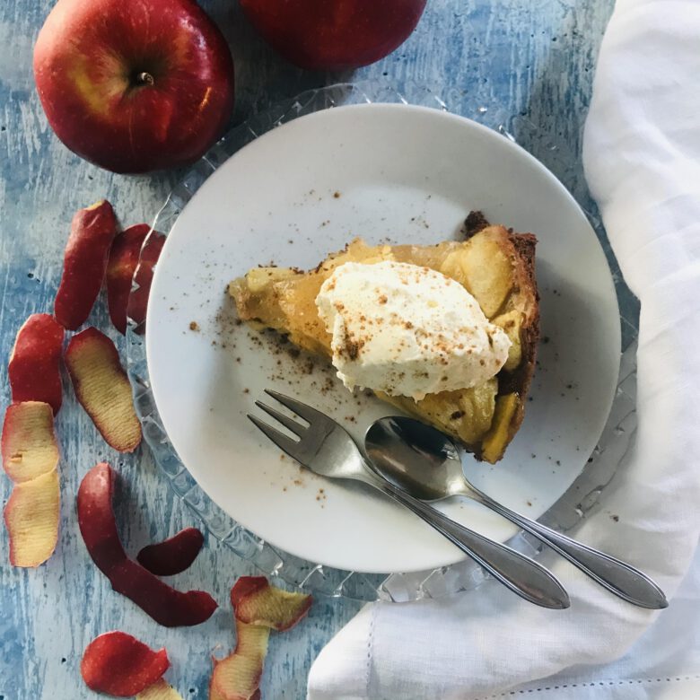 saftiger-apfelkuchen-mit-sahne