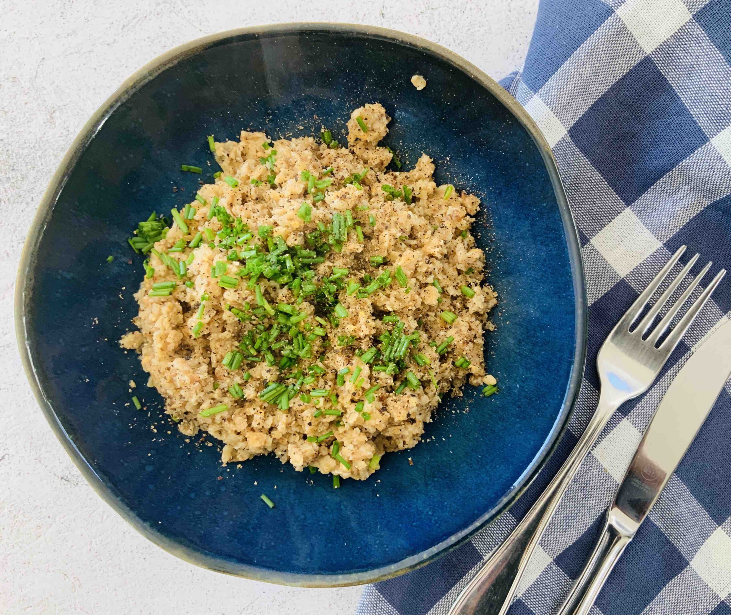 herzhaftes-frühstücks-porridge-mit-ei-schnittlauch